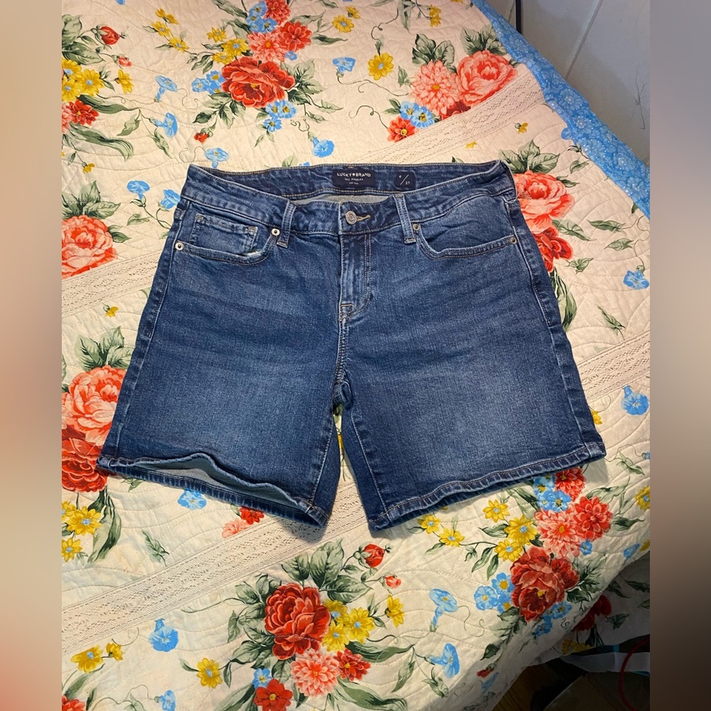 EUC Lucky Brand jeans shorts,blue medium dark wash denim,mid thigh,wide hem,4/27